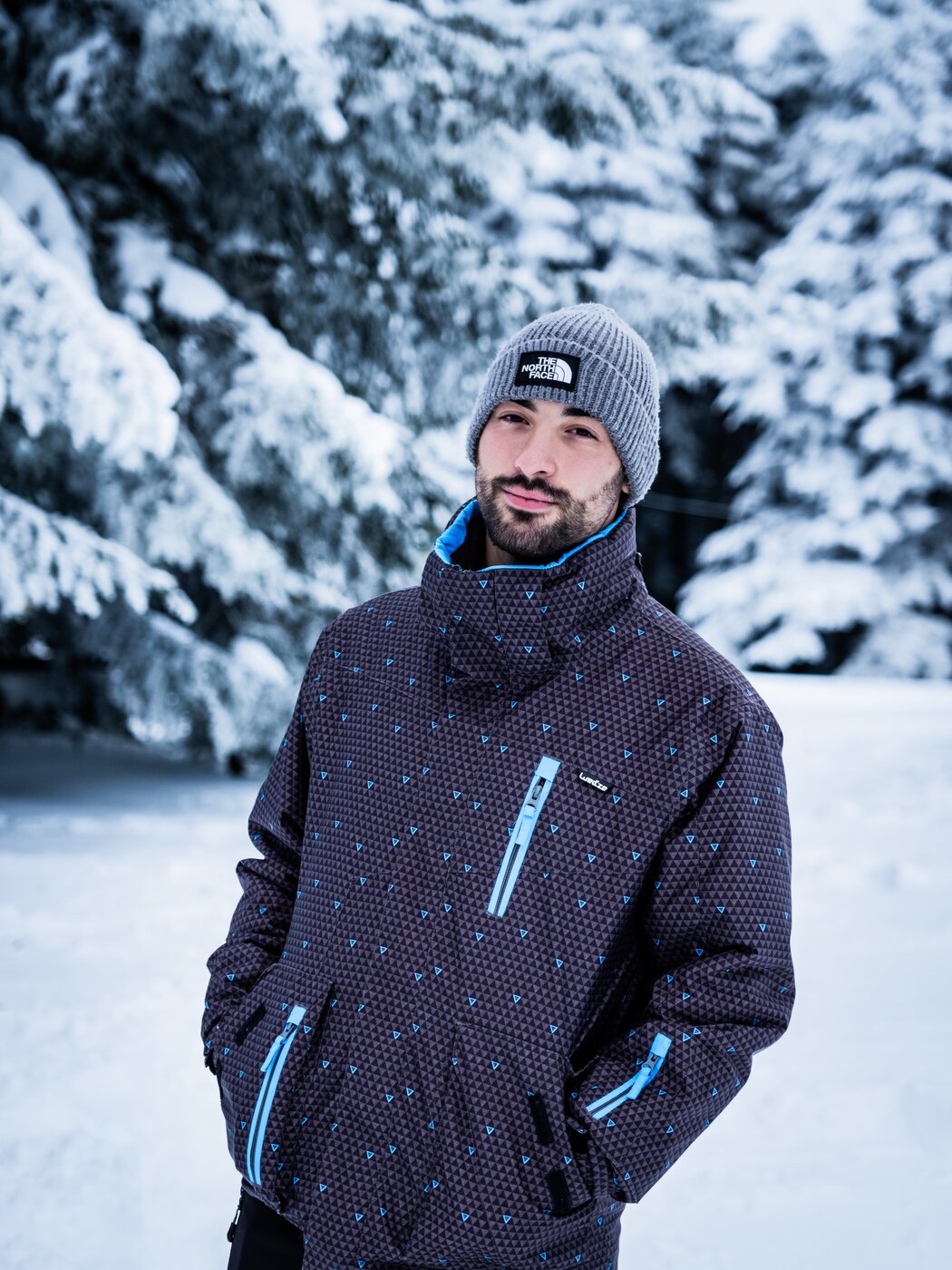 Federico, ritratto invernale tra gli abeti innevati