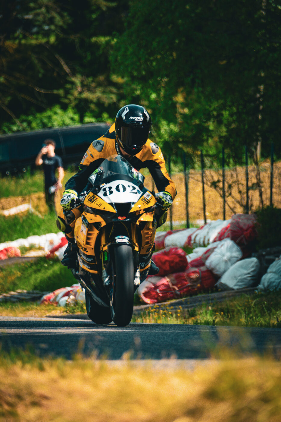Pilota motocross in volo durante un salto